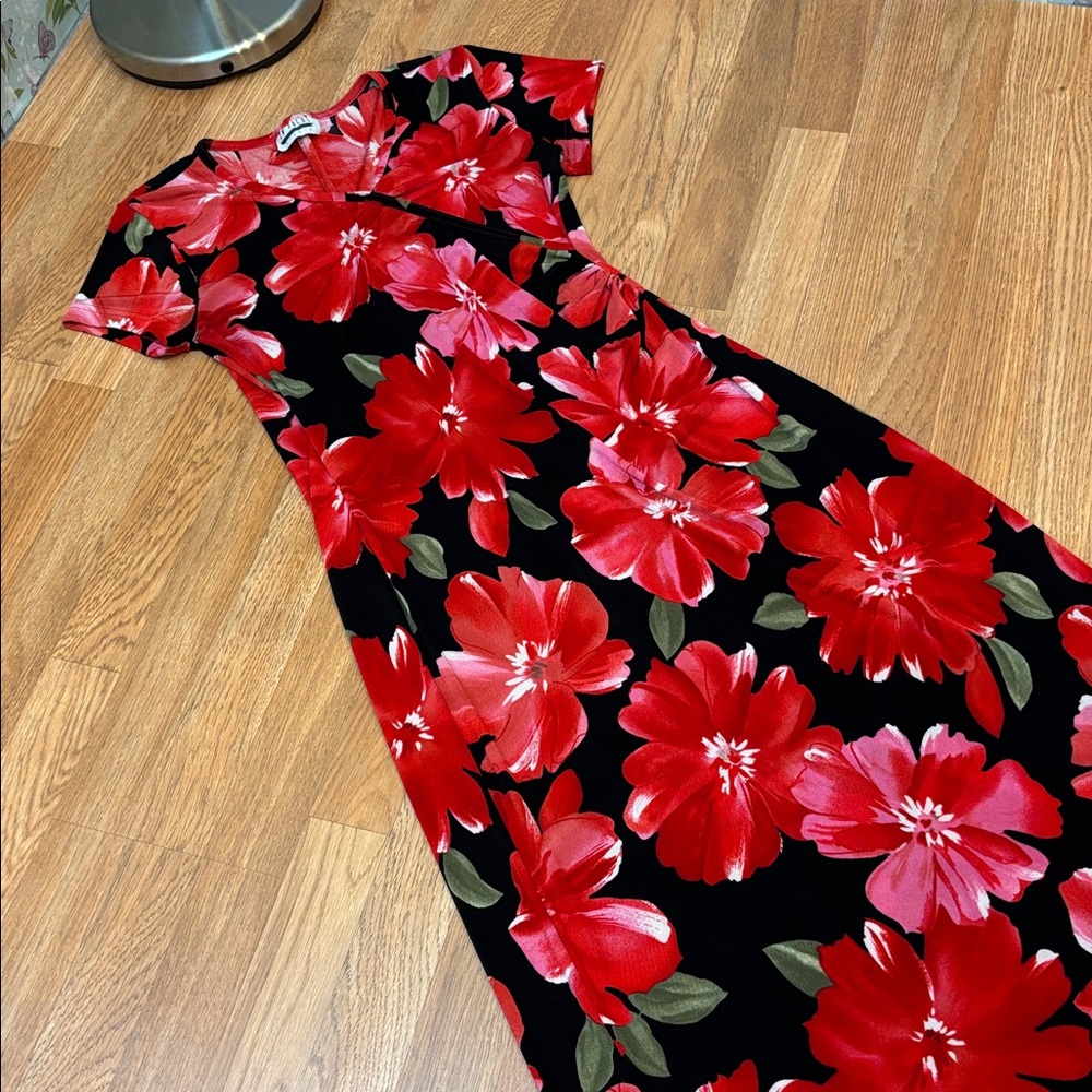 Vintage EnFocus Studio black and red floral short sleeve maxi dress. Size M.